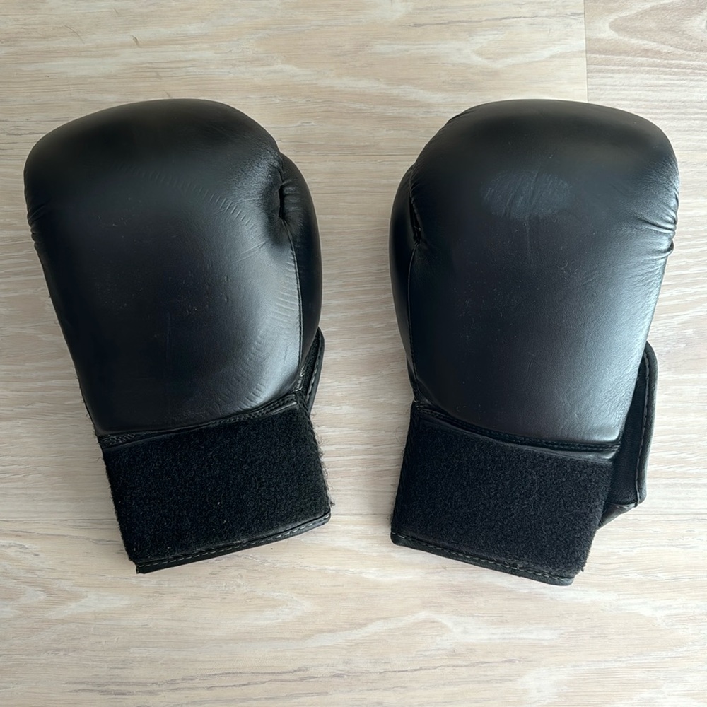 Boxing gloves - black with the logo **ilovekickboxing*com** - preloved
